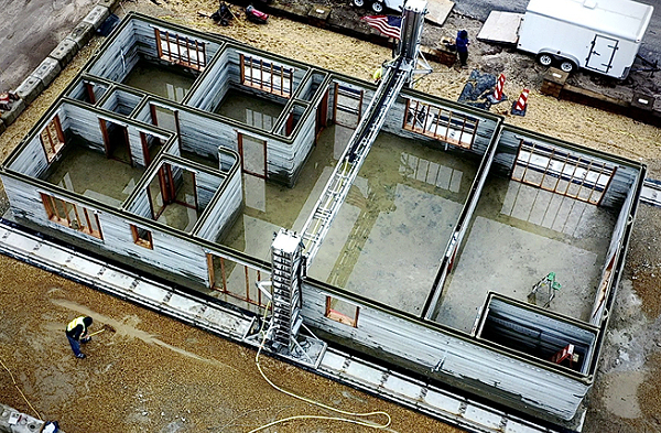 On-site concrete 3D printer in action, revolutionizing traditional construction methods.
